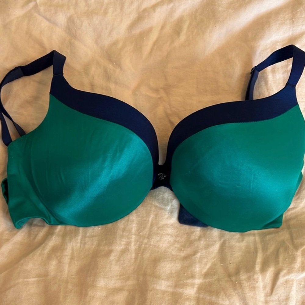Bundle of six Victoria’s Secret bras. All sold together.